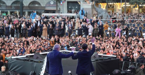 France's President Emmanuel Macron acknowledges the crowd after a concert before leaving Gyumri, May 5, 2026. (AFP Photo)