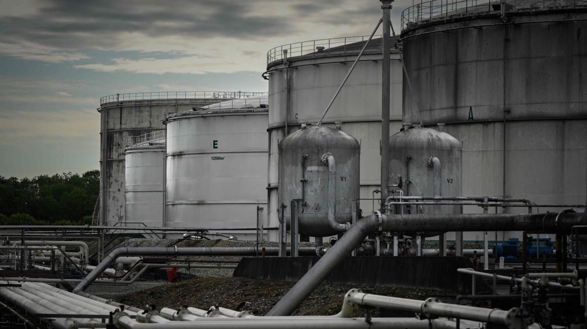 This photograph shows fuel storage tanks at a petroleum depot in Ambes, near Bordeaux, France, May 5, 2026. (AFP Photo)