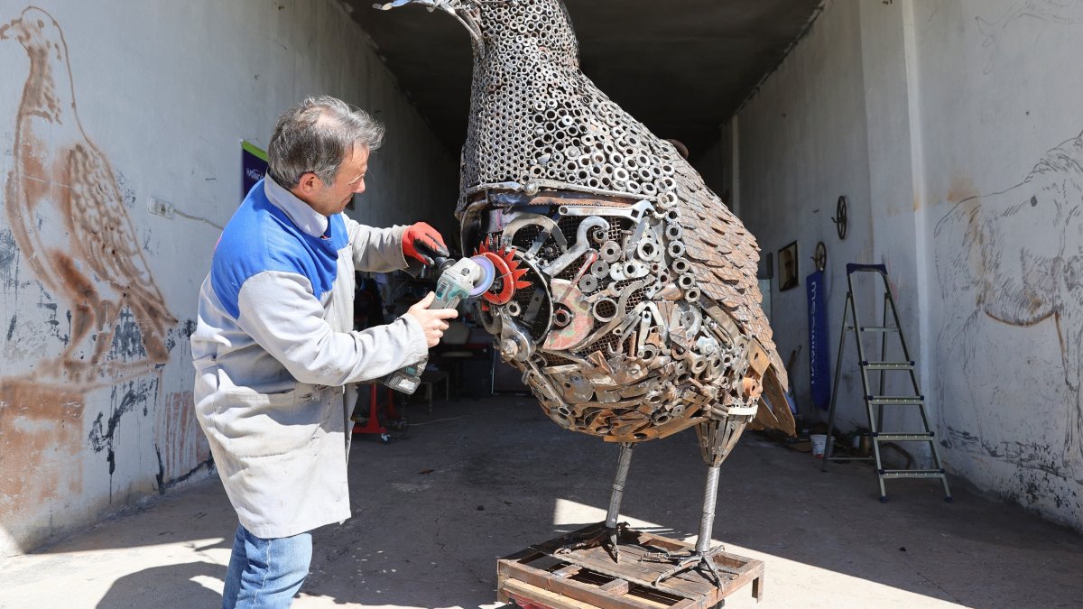 Turkish sculptor turns scrap metal into pigeon of peace, awareness