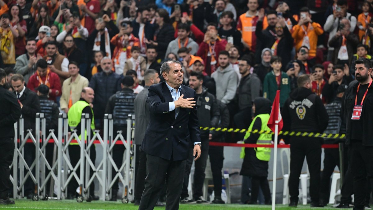 Galatasaray President Dursun Özbek greets fans during an open training session at RAMS Park as the team prepares for its Süper Lig week 32 match against Samsunspor, Istanbul, Türkiye, Dec. 5, 2025. (AA Photo)