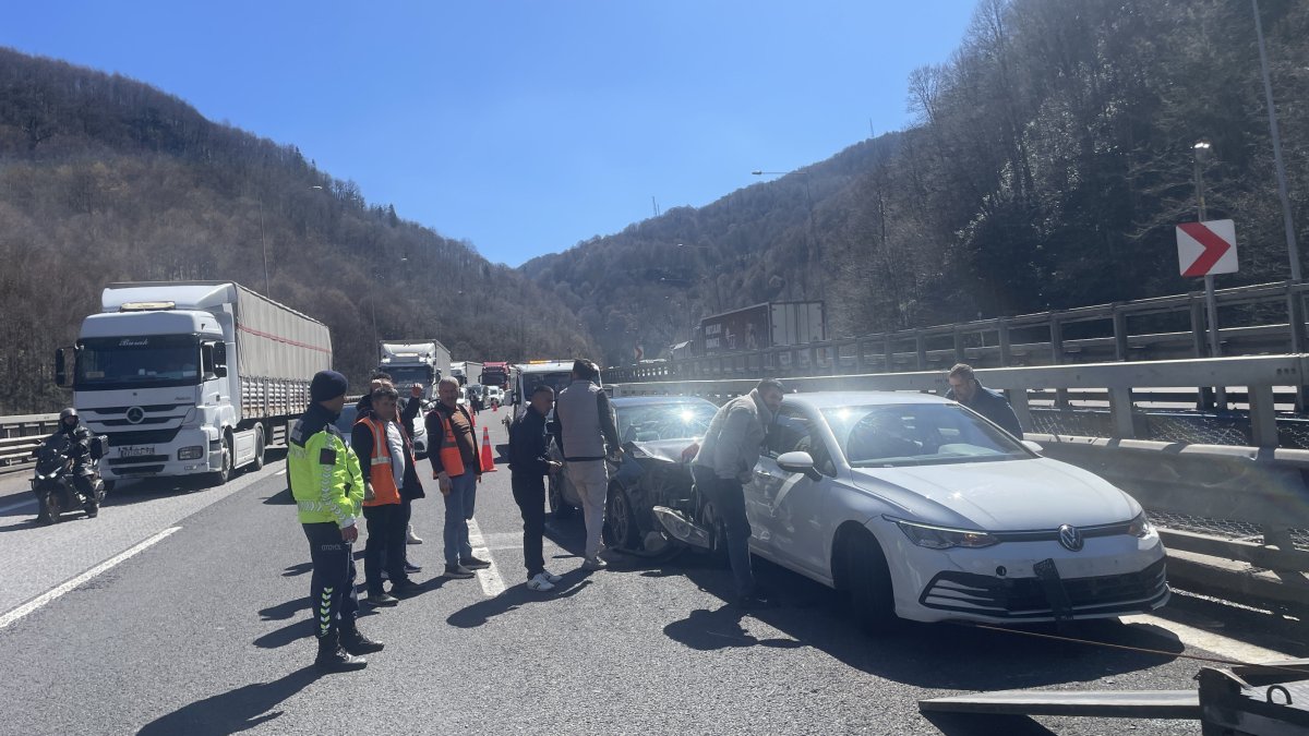 Emergency teams respond to a pileup involving five vehicles on the Anadolu Motorway, Bolu, Türkiye, April 9, 2026. (AA Photo)