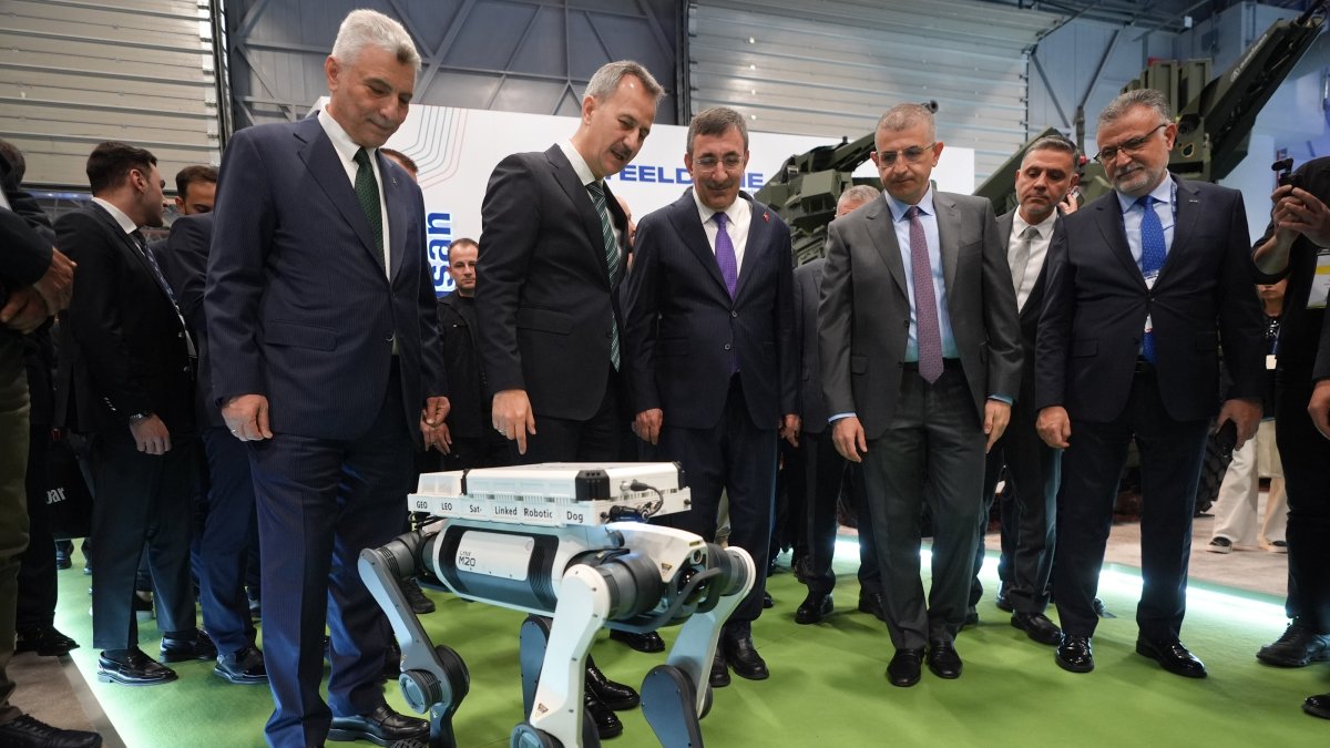 From L-R, Trade Minister Ömer Bolat, Presidency of Defense Industries (SSB) head Haluk Görgün and Vice President Cevdet Yılmaz are seen alongside SAHA Istanbul Chairperson and CEO of defense manufacturer Baykar, Haluk Bayraktar, and other visitors during the SAHA 2026 defense fair, Istanbul, Türkiye, May 6, 2026. (AA Photo)