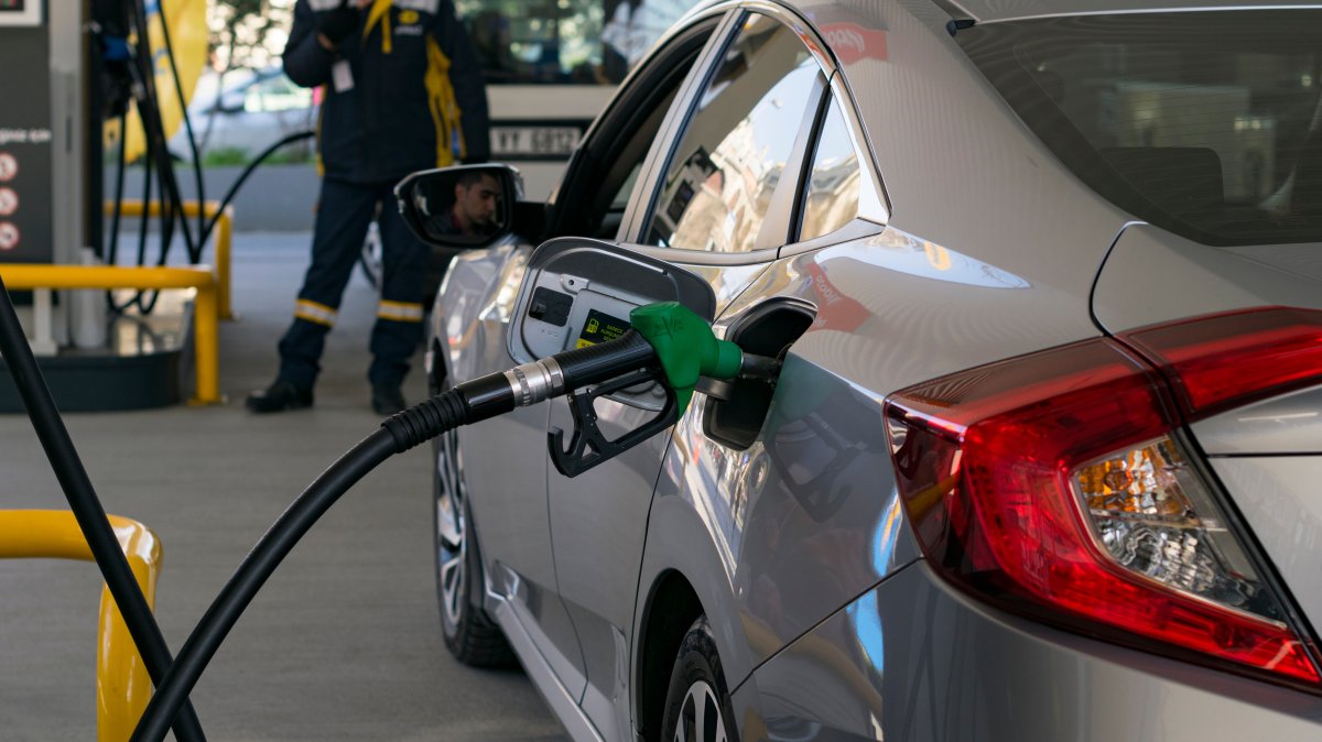 A gas is pumped into a car at a gas station, Istanbul, Türkiye, March 22, 2019. (Shutterstock Photo)