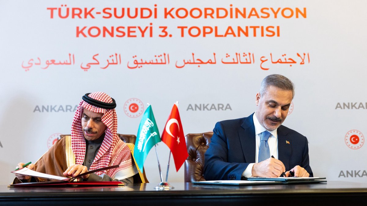 Foreign Minister Hakan Fidan and his Saudi counterpart Faisal bin Farhan Al Saud sign the visa liberalization agreement in Ankara, May 6, 2026. (AA Photo)