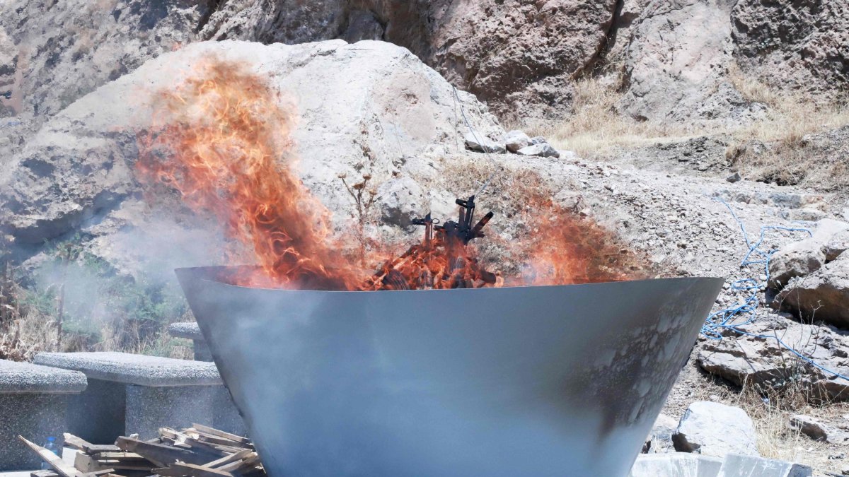 A pit filled with weapons is set on fire by members of the terrorist group PKK during a ceremony in Sulaimaniyah, Iraq, July 11, 2025. (AFP File Photo)