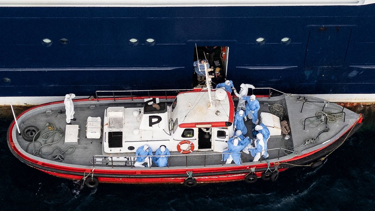 This aerial view shows health personnel assisting patients onto a boat from the cruise ship MV Hondius, while stationary off the port of Praia, the capital of Cape Verde, May 6, 2026. (AFP Photo)