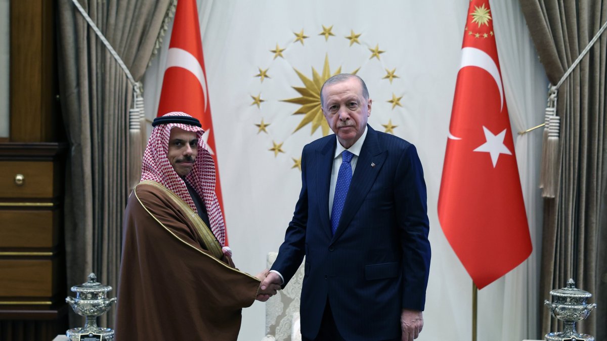 President Recep Tayyip Erdoğan and Saudi Foreign Minister Faisal bin Farhan Al Saud shake hands at the Presidential Complex, Ankara, May 6, 2026. (DHA Photo)