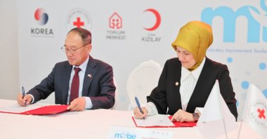 Turkish Red Crescent (Kızılay) President Fatma Meric Yilmaz (R) and South Korean ambassador to Türkiye, Suk-jong Boo, sign a joint statement during the launch of the MIRAE humanitarian program, Ankara, Türkiye. (Photo via Kızılay)