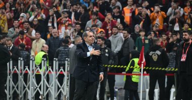 Galatasaray President Dursun Özbek greets fans during an open training session at RAMS Park as the team prepares for its Süper Lig week 32 match against Samsunspor, Istanbul, Türkiye, Dec. 5, 2025. (AA Photo)