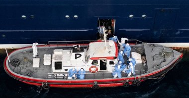 This aerial view shows health personnel assisting patients onto a boat from the cruise ship MV Hondius, while stationary off the port of Praia, the capital of Cape Verde, May 6, 2026. (AFP Photo)