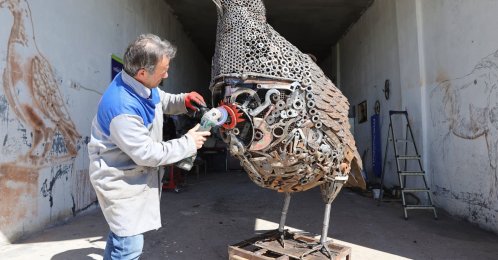 Painter and sculptor Nurettin Çakmak with his pigeon sculpture, Mardin, Türkiye, May 5, 2026. (AA Photo)