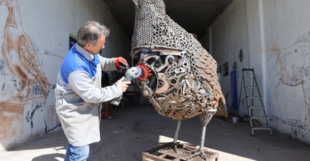 Painter and sculptor Nurettin Çakmak with his pigeon sculpture, Mardin, Türkiye, May 5, 2026. (AA Photo)