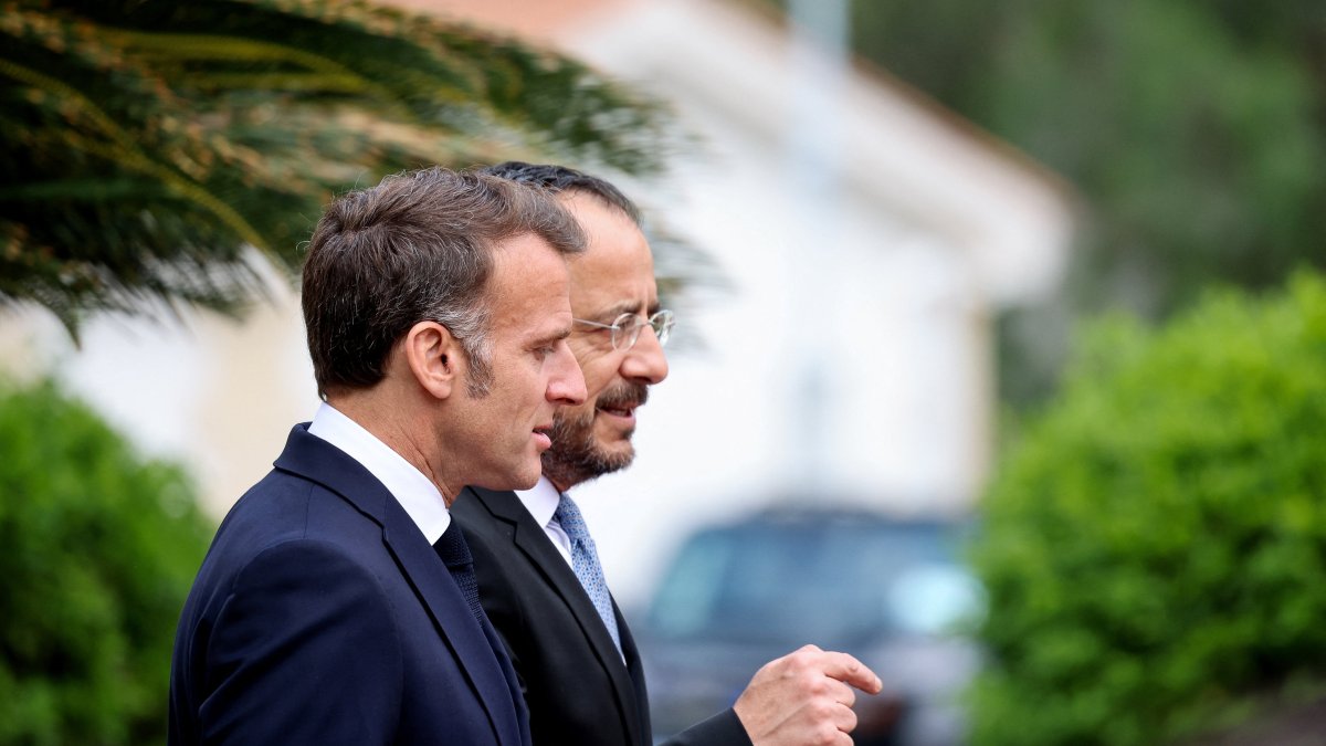Greek Cypriot leader Nikos Christodoulides welcomes French President Emmanuel Macron, Lefkoşa (Nicosia), Greek Cypriot administration, April 23, 2026. (Reuters Photo)