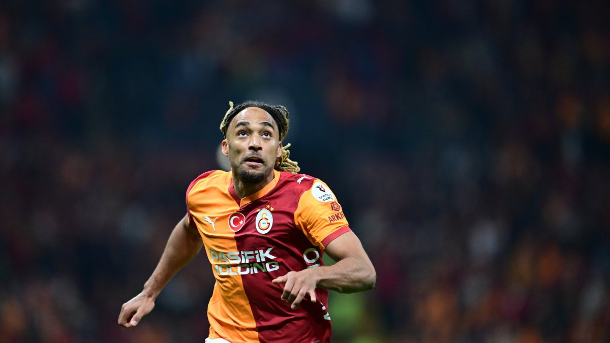 Galatasaray defender Sacha Boey in action during the Süper Lig match against Kocaelispor at RAMS Park, Istanbul, Türkiye, Nov. 9, 2025. (AA Photo)
