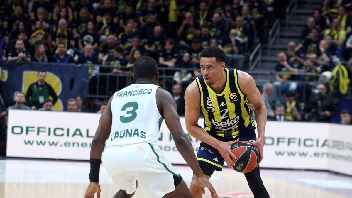 Fenerbahçe's Wade Baldwin (R) in action during the EuroLeague playoff Game 3 match against Zalgiris Kaunas, Kaunas, Lithuania, May 6, 2026. (IHA Photo)