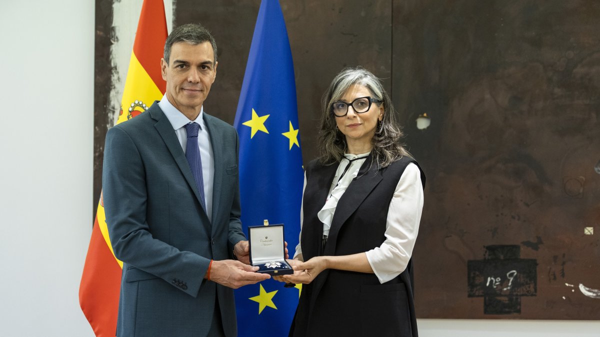 Spanish Prime Minister Pedro Sanchez presents the Commander's Cross of the Order of Civil Merit to Francesca Albanese, at Moncloa Palace in Madrid, Spain, May 07, 2026. (Photo by Pablo Blazquez Dominguez/Getty Images)