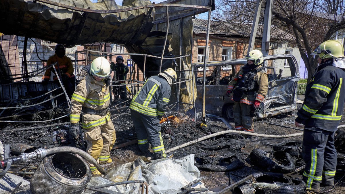  Ukrainian rescuers work at the site of a Russian strike on a residential area in Kharkiv, Ukraine, May 7, 2026. (EPA Photo)