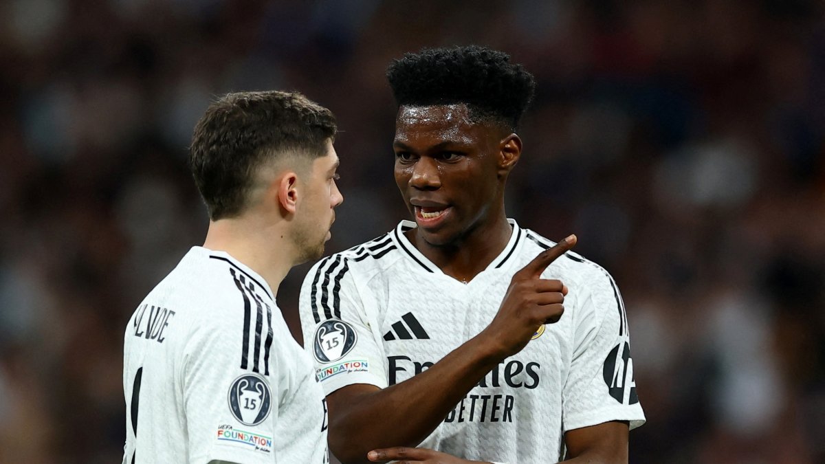 Real Madrid's Federico Valverde (L) and Aurelien Tchouameni chat during the second leg of the Champions League knockout phase playoff between Real Madrid and Manchester City at Santiago Bernabeu, Madrid, Spain, Feb. 19, 2025. (Reuters Photo)