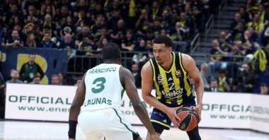 Fenerbahçe's Wade Baldwin (R) in action during the EuroLeague playoff Game 3 match against Zalgiris Kaunas, Kaunas, Lithuania, May 6, 2026. (IHA Photo)