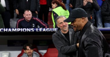 Paris Saint-Germain's Spanish head coach Luis Enrique (L) and Bayern Munich's Belgian head coach Vincent Kompany greet each other before the UEFA Champions League second-leg, semifinal football match, Munich, Germany, May 6, 2026. (AFP Photo)