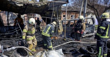  Ukrainian rescuers work at the site of a Russian strike on a residential area in Kharkiv, Ukraine, May 7, 2026. (EPA Photo)