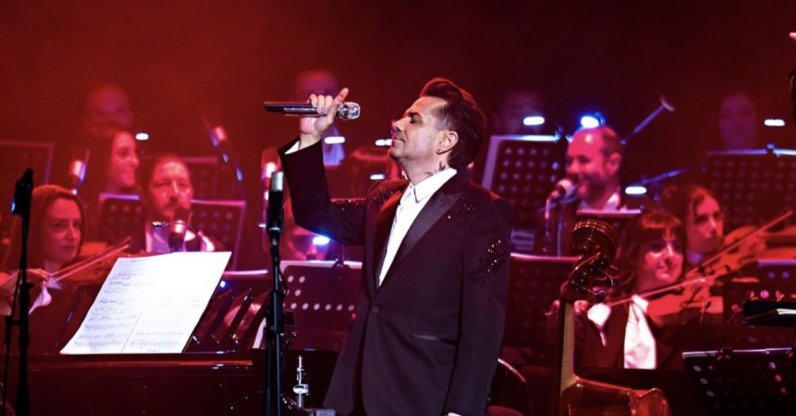 Turkish singer Kenan Doğulu on stage. (Photo courtesy of Hakan Uç)