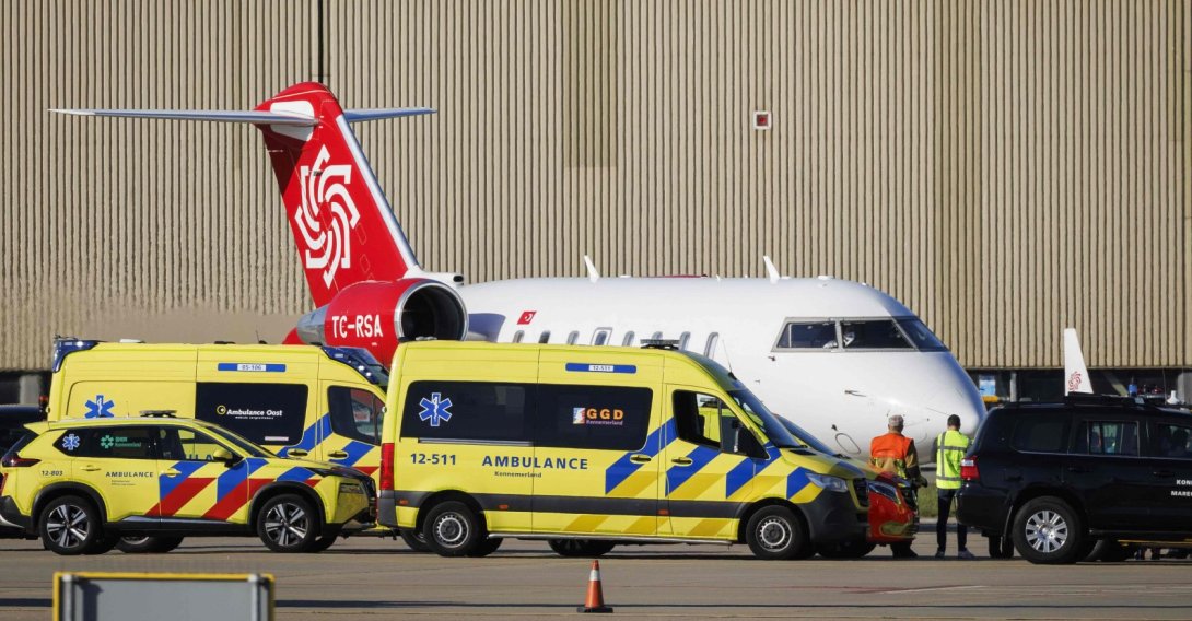 The second plane, believed to be carrying a sick passenger from the hantavirus-hit cruise ship MV Hondius, arrives at the Schiphol airport, near Amsterdam, The Netherlands, May 7, 2026. (AFP Photo)