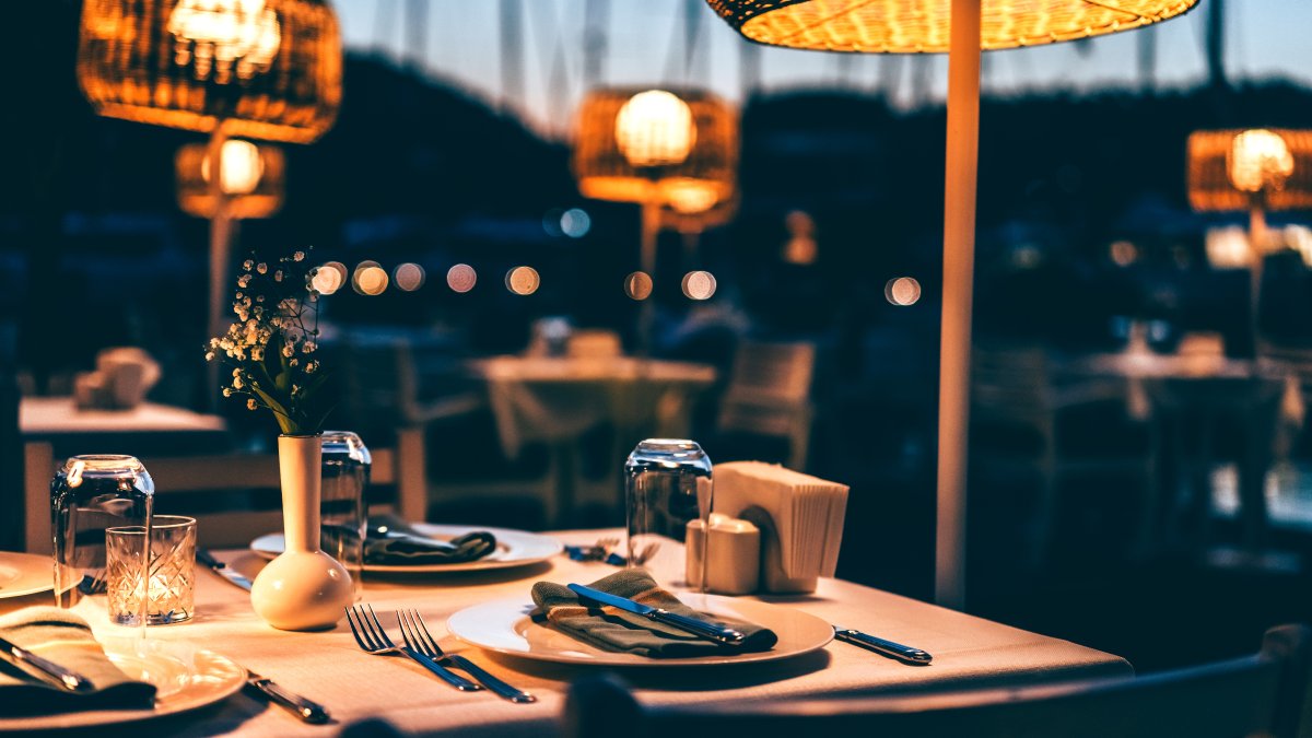 An elegant, romantic dinner setup at twilight. (Getty Images Photo)