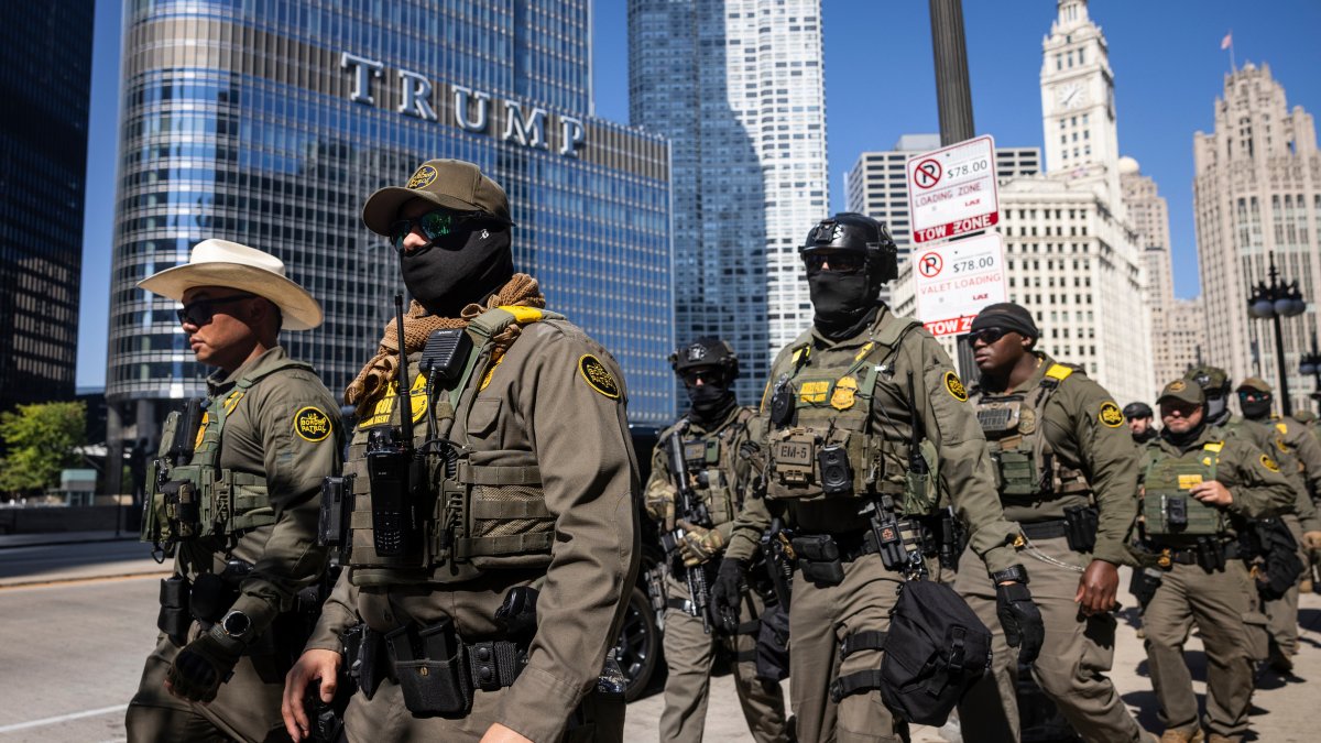 Federal agents from U.S. Immigration and Customs Enforcement and U.S. Customs and Border Protection walk along West Wacker Drive in the Loop, Chicago, U.S., Sept. 28, 2025. (AP Photo)