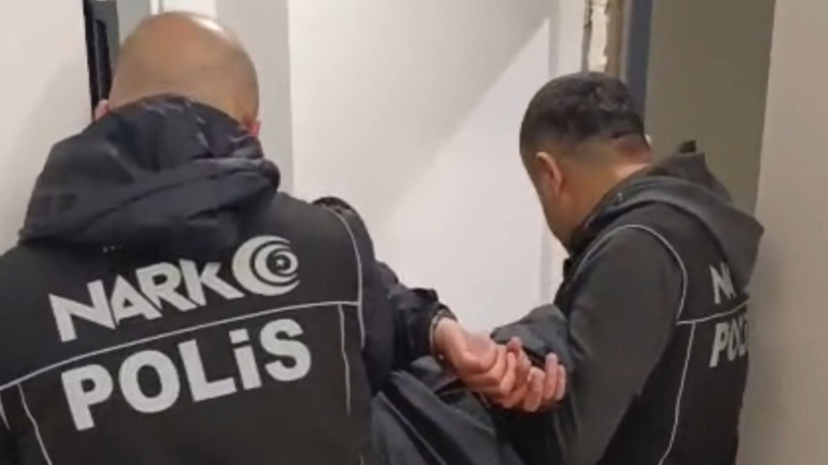 A foreign drug trafficker wanted under an Interpol Red Notice is detained during a police operation, Mersin, Türkiye, May 7, 2026. (AA Photo)