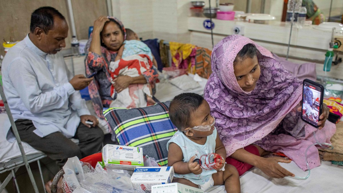 Children diagnosed with measles receive treatment inside a paediatric ward at the Bangladesh Shishu Hospital and Institute, Dhaka, Bangladesh, May 6, 2026. (AFP Photo)