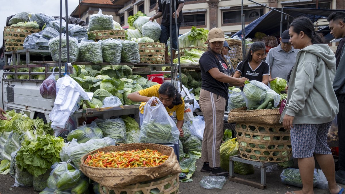 Vendors sort vegetables at a market in Denpasar, Bali, Indonesia, April 29, 2026. (EPA Photo)