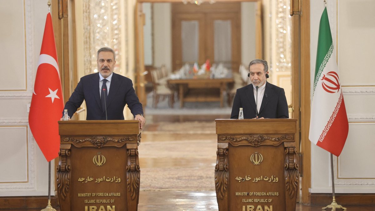 Iranian Foreign Minister Abbas Araghchi and Foreign Minister Hakan Fidan attend a joint press conference, Tehran, Iran, Nov. 30, 2025. (Reuters File Photo)