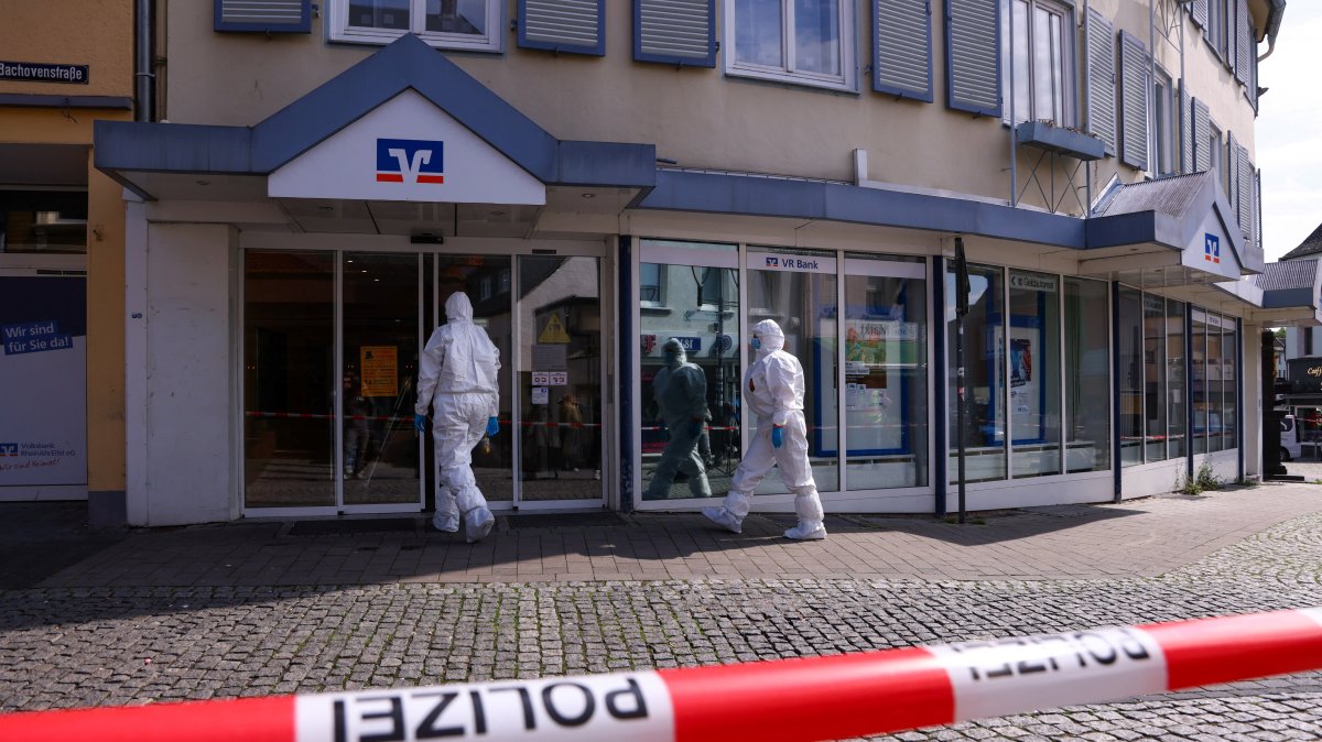 Members of the forensics team enter the savings bank branch amid response to a hostage-taking situation in the western town of Sinzig, near Bonn, in the state of Rhineland-Palatinate, Germany, May 8, 2026. (Reuters Photo)
