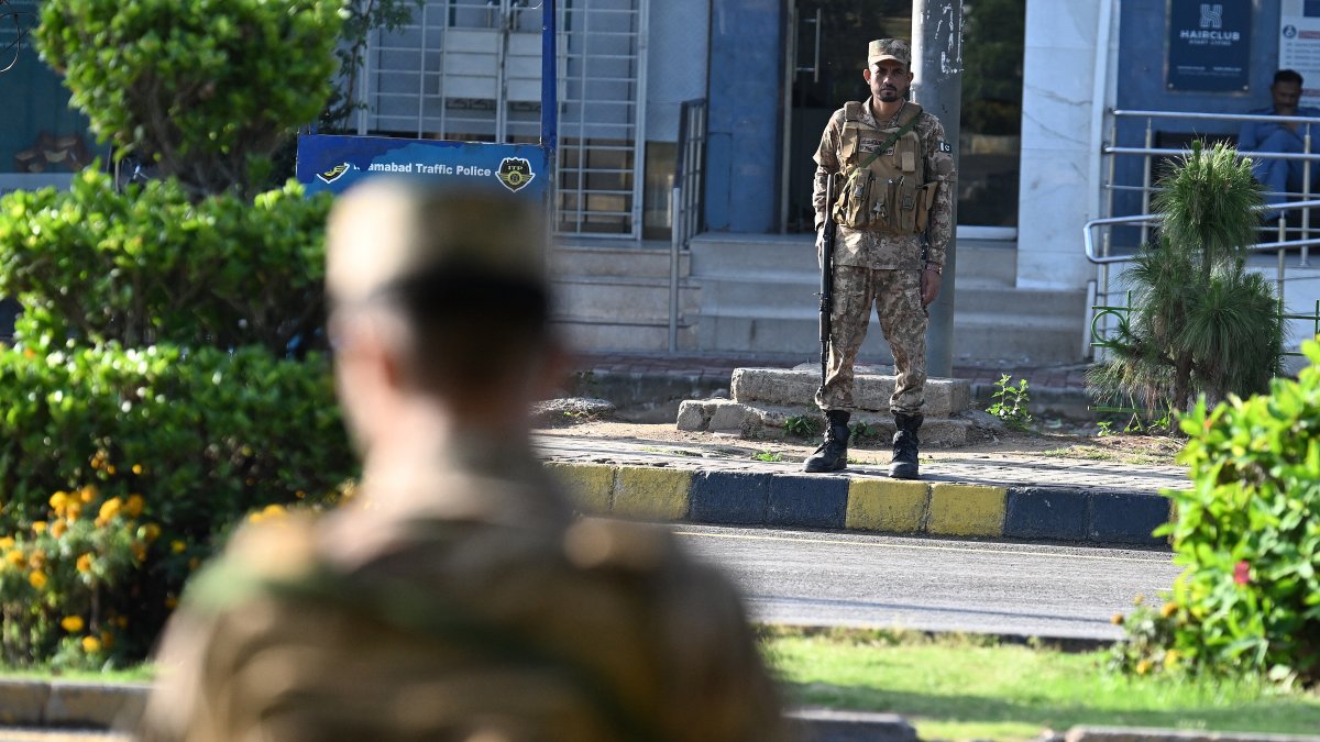 Army soldiers stand alert along a closed street at Red Zone area in Islamabad, April 25, 2026. (AFP File Photo)