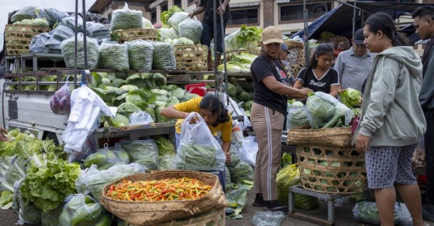 Vendors sort vegetables at a market in Denpasar, Bali, Indonesia, April 29, 2026. (EPA Photo)