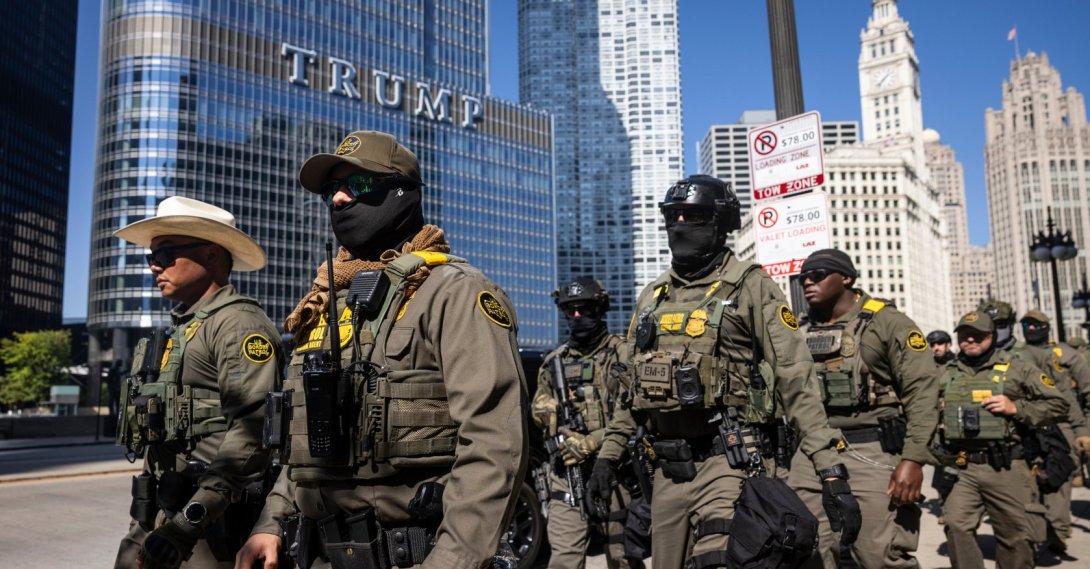 Federal agents from U.S. Immigration and Customs Enforcement and U.S. Customs and Border Protection walk along West Wacker Drive in the Loop, Chicago, U.S., Sept. 28, 2025. (AP Photo)