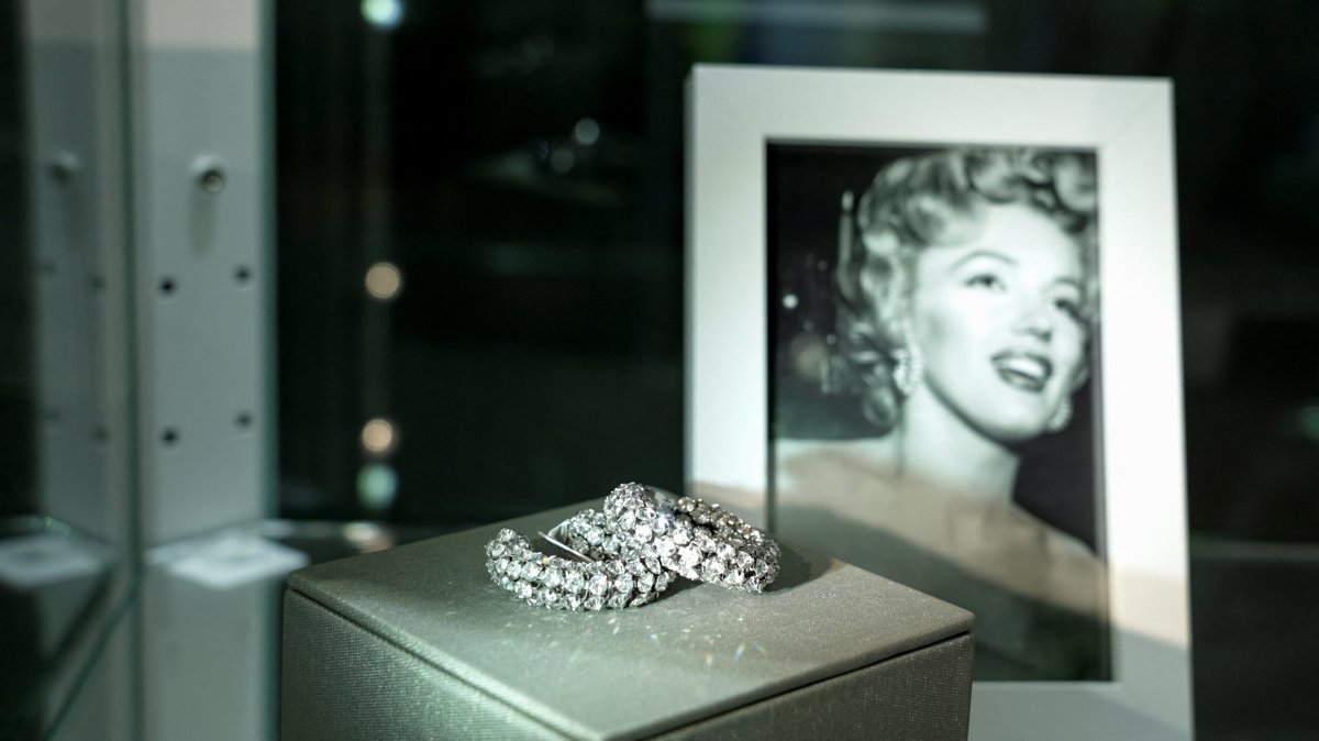 Memorabilia belonging to late model and movie star Marilyn Monroe is displayed alongside a photograph during a preview ahead of an upcoming auction, Los Angeles, U.S., May 8, 2026. (Reuters Photo)
