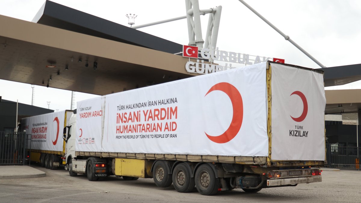 Trucks carrying Turkish Red Crescent (Kızılay) aid supplies, including shelter, hygiene and trauma kits, cross into Iran through the Gürbulak Border Gate, Ağrı, Türkiye, April 13, 2026. (AA Photo)