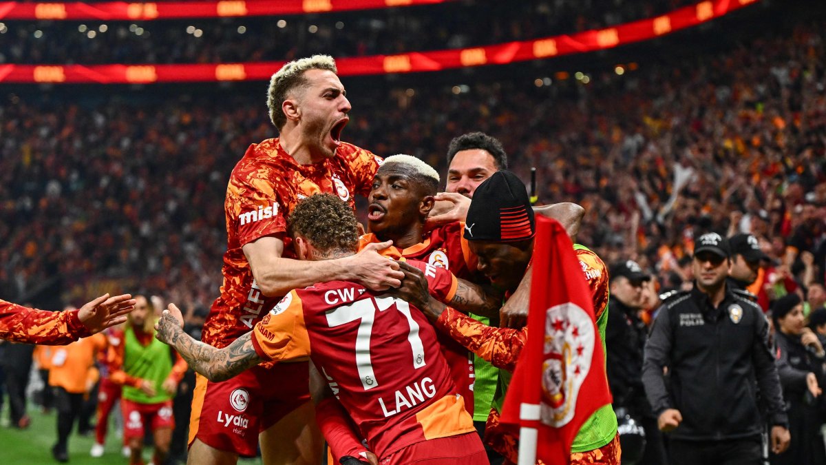 Galatasaray players celebrate after scoring a Turkish Süper Lig match against Antalyaspor in Istanbul, Türkiye, May 9, 2026. (AFP Photo)