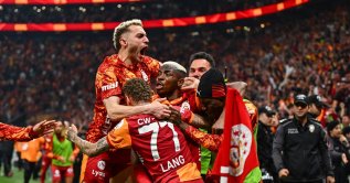 Galatasaray players celebrate after scoring a Turkish Süper Lig match against Antalyaspor in Istanbul, Türkiye, May 9, 2026. (AFP Photo)