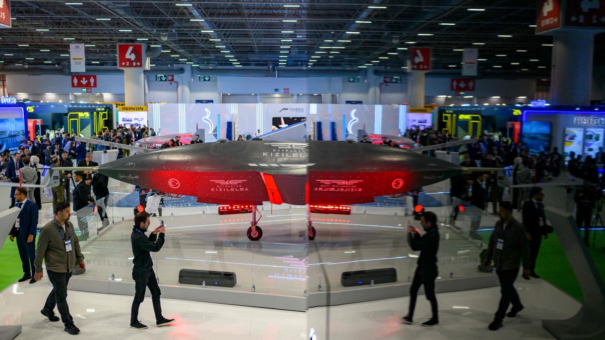 Visitors view a Bayraktar Kızılelma unmanned combat aircraft (UCAV), developed by the Turkish defense company Baykar, on display during the opening day of SAHA 2026 expo, an international defense and aerospace exhibition held in Istanbul, Türkiye, May 5, 2026. (AFP Photo)
