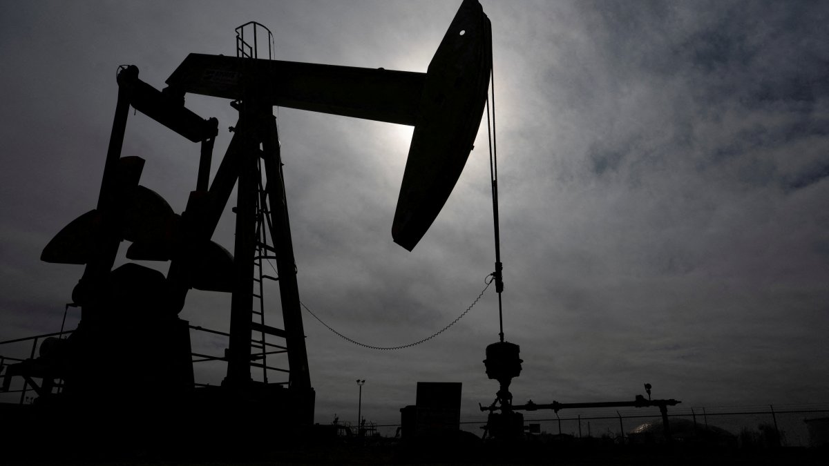 Oil climbs around $4 as Trump rebukes Iran's response to peace plan