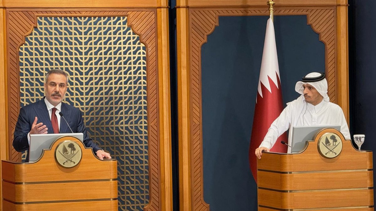 Foreign Minister Hakan Fidan and Qatar's Prime Minister and Foreign Minister Sheikh Mohammed bin Abdulrahman Al Thani speak during a press conference in Doha, Qatar, March 19, 2026. (AP Photo)