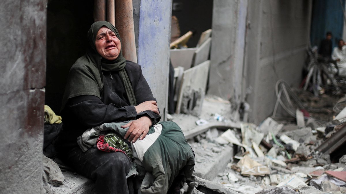 A woman cries at the site of a Friday Israeli air strike on houses at Shati (Beach) refugee camp, Gaza City, Palestine, May 9, 2026. (Reuters Photo)