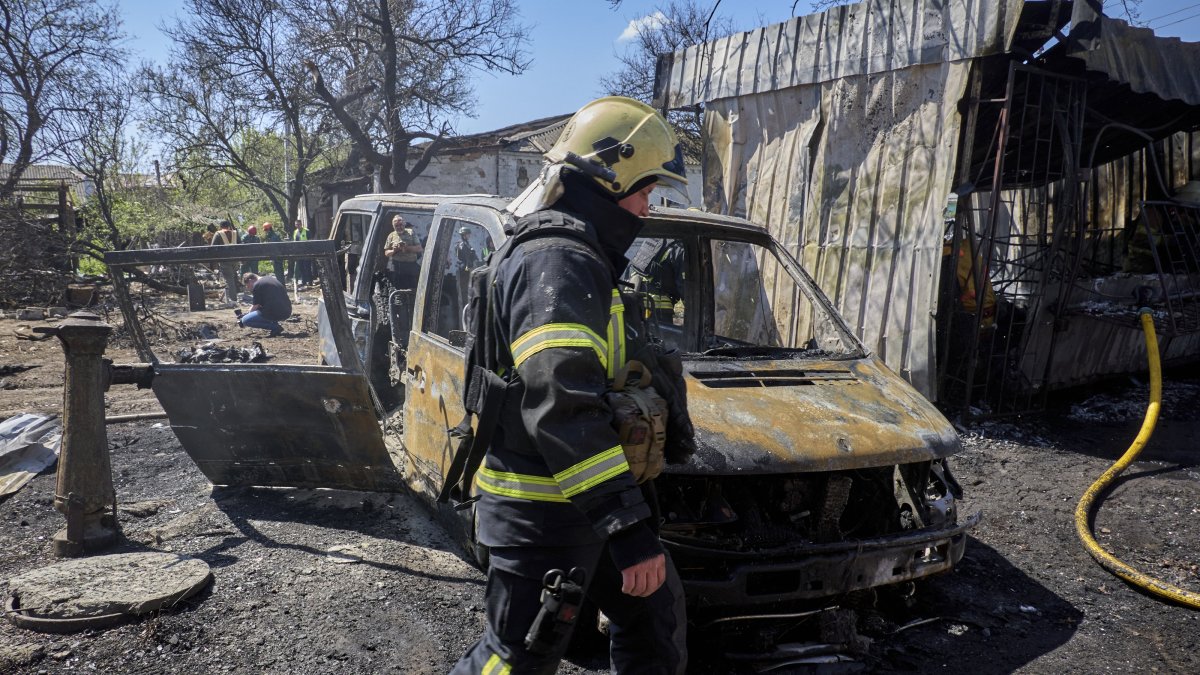 Ukrainian rescuers work at the site of a Russian strike on a residential area amid the ongoing Russian invasion, Kharkiv, Ukraine, May 7, 2026. (EPA Photo)