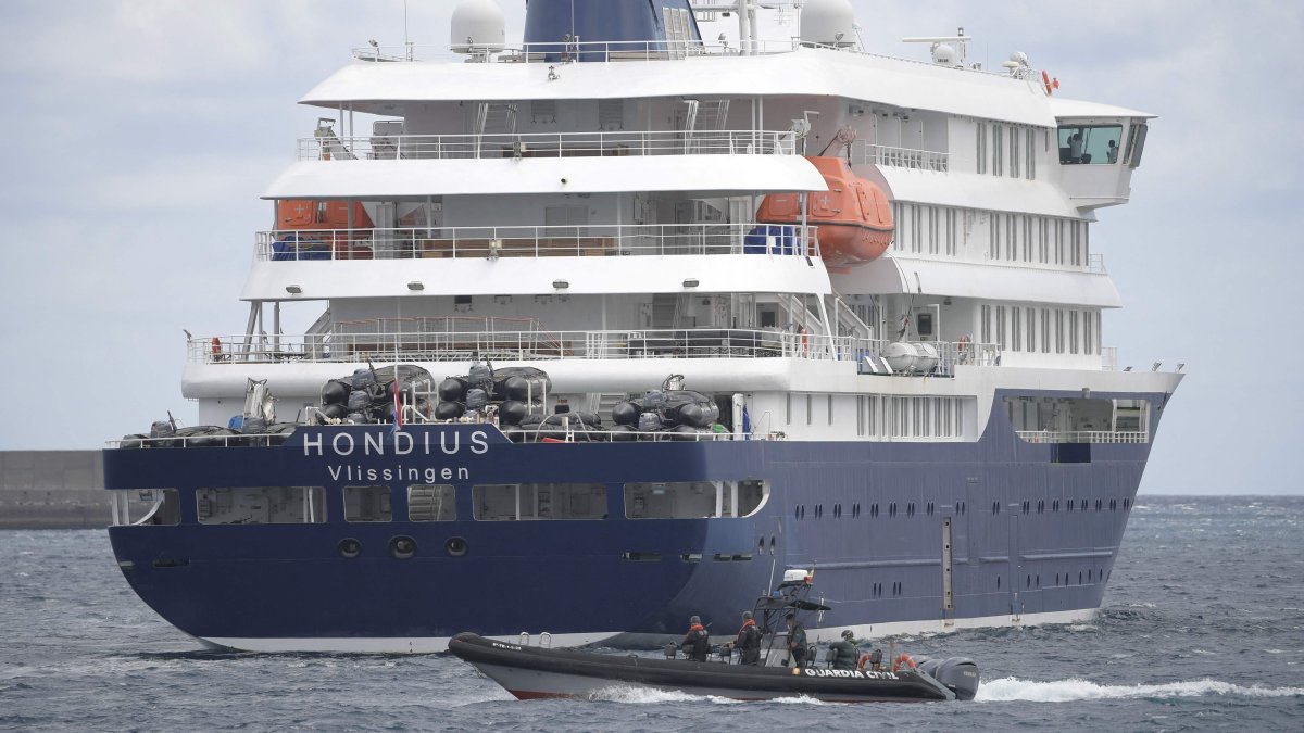 A Spain's Guardia Civil boat sails next to Dutch flagged hantavirus-stricken cruise ship MV Hondius in the port of Granadilla de Abona on the island of Tenerife in Spain's Canary Islands, May 11, 2026. (AFP Photo)