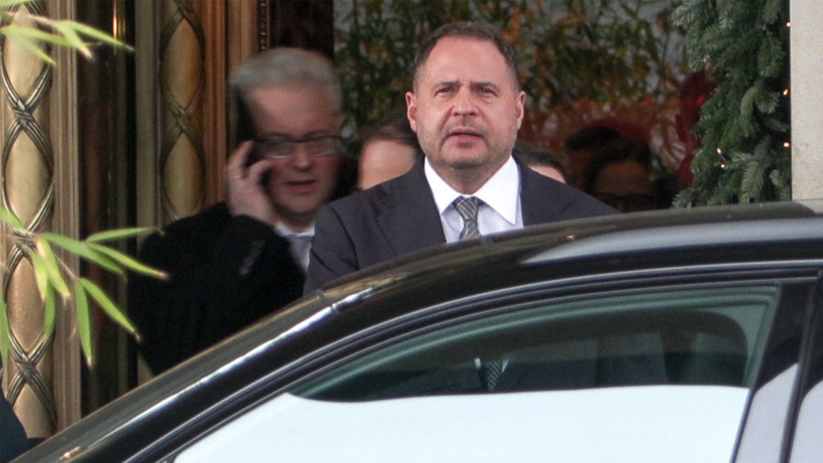 A frame grab from a video footage shows Ukraine's Presidential Office Chief of Staff Andriy Yermak leaving a hotel in Geneva, Nov. 23, 2025. (AFP File Photo)