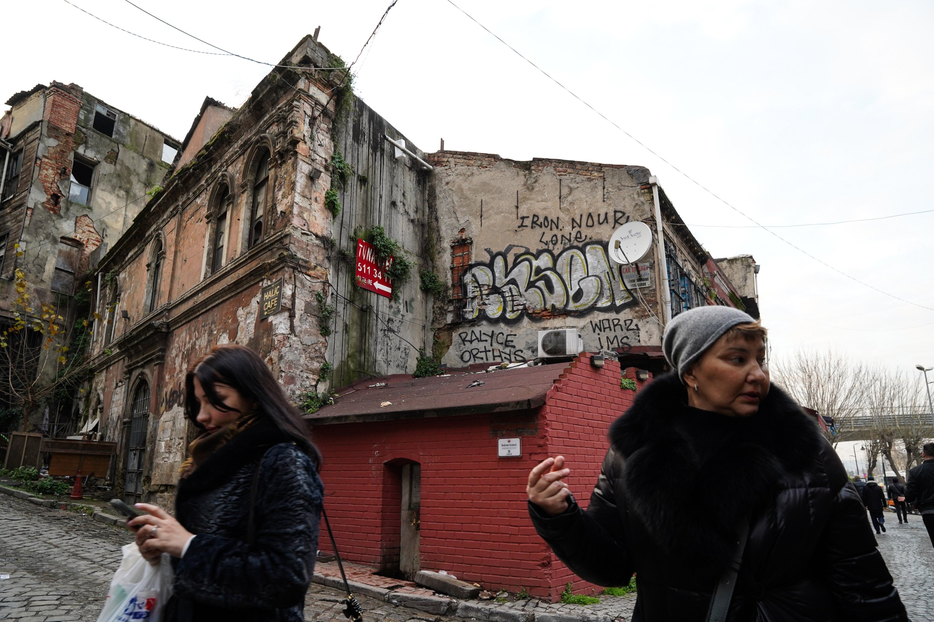 More Turks live alone as family size declines, data reveals