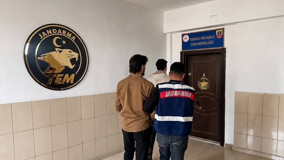 Gendarmerie officers escort a captured Daesh suspect, Mersin, southern Türkiye, May 8, 2026. (AA Photo)